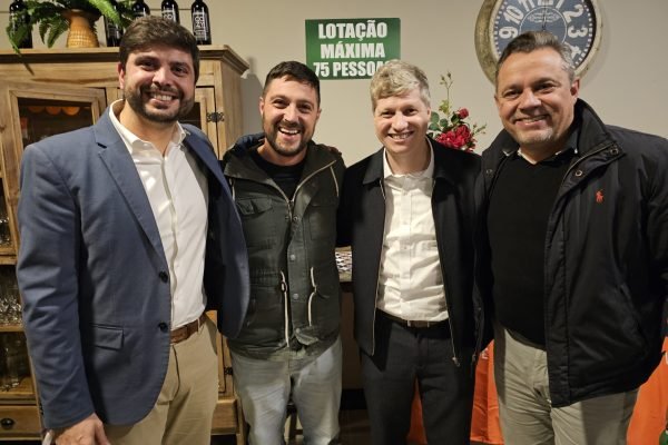 Felipe Camozzato, Ike Koetz, Marcel van Hattem e Tenente-Coronel Carvalho durante encontro em Gramado
